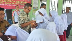 Direktur Operasi PT Semen Padang Indrieffouny Indra menyerahkan secara simbolis beasiswa dan bantuan pendidikan untuk pelajar di Dumai, Senin (25/9/2023). (dok. Humas)