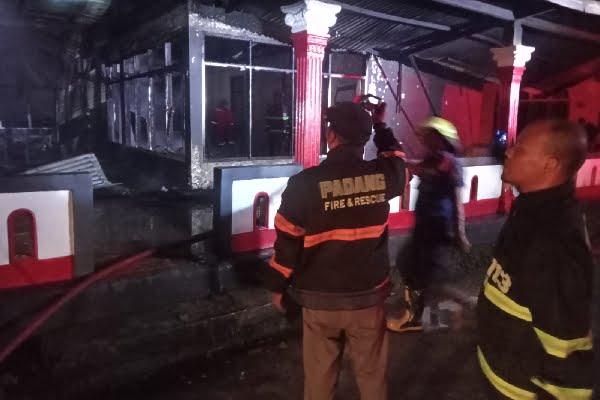 Kabid Ops dan Sarpras Dinas Damkar Kota Padang, Sutan Hendra memimpin langsung pemadaman rumah yang membakar rumah warga di kawasan Kalumbuk, Kecamatan Kuranji pada Jumat (1/9/2023) dini hari. (Foto: Dok. Dinas Damkar Padang)