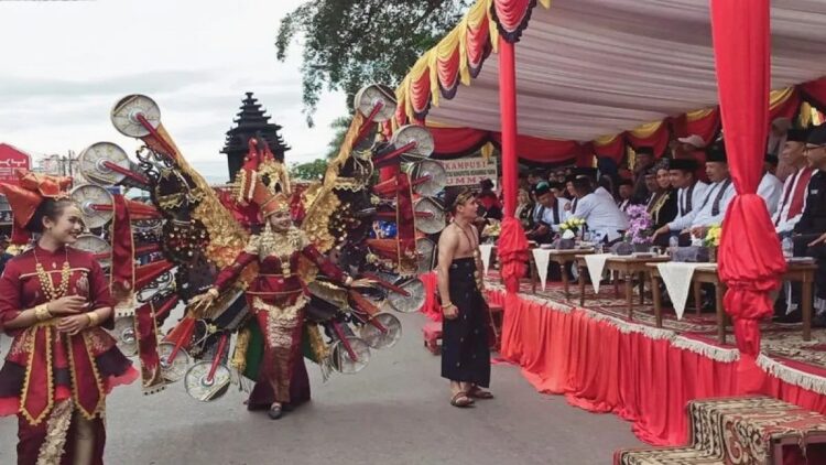 Peserta menampilkan pakaian adat saat pawai alegoris dalam rangka Festival Rang Solok Baralek Gadang di Kota Solok, Sumatera Barat. (ANTARA/Laila Syafarud)