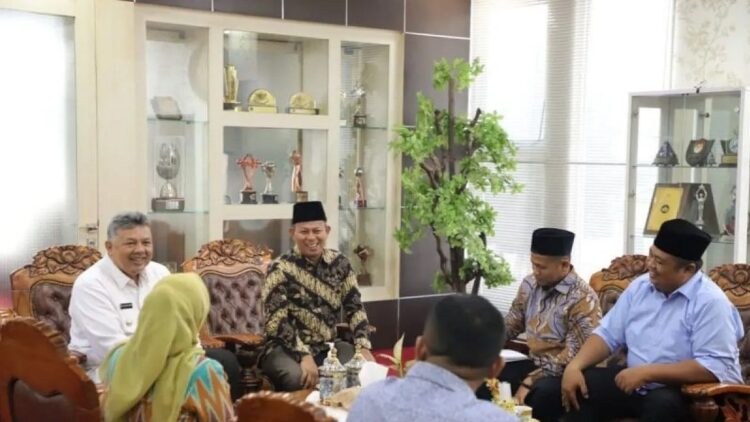 Kunjungan Bawaslu Kota Solok ke ruangan Wali Kota Solok Zul Elfian Umar di Balai Kota Solok, Sumatera Barat (ANTARA/HO-Diskominfo Solok)