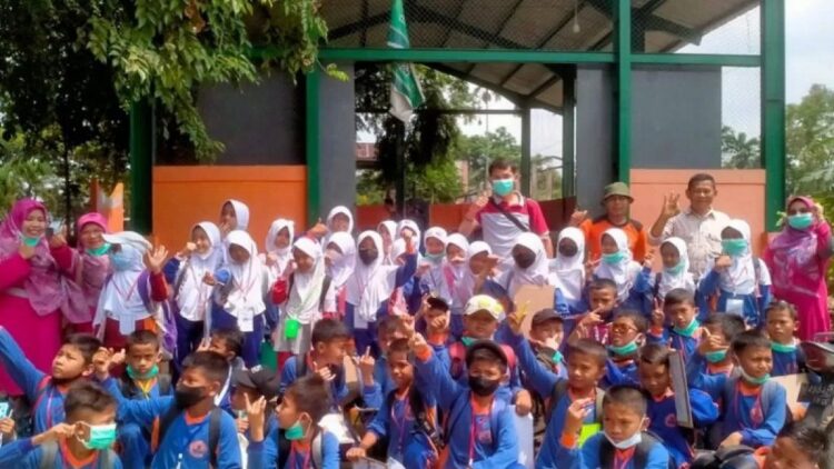 Foto bersama Dinas Lingkungan Hidup (DLH) Kota Solok dengan murid SDN 20 Koto Gaek Guguak, Kecamatan Gunung Talang, Kabupaten Solok, Sumbar (ANTARA/HO-Diskominfo Solok)