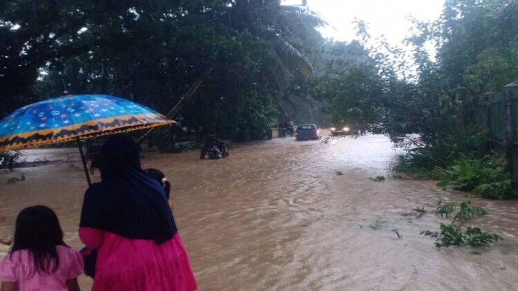 Banjir menggenangi rumah warga di Silawai-Air Bangis Kecamatan Sungai Beremas Kabupaten Pasaman Barat akibat tingginya curah hujan di daerah itu, Rabu (20/9/2023) malam. (Antara-HO/BPBD Pasaman Barat).