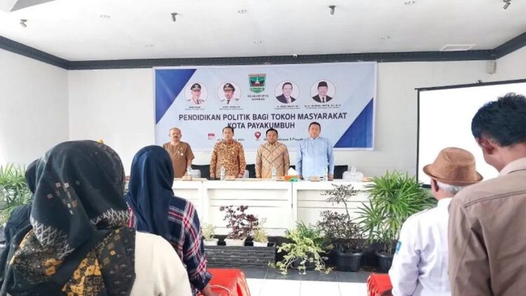 Pelaksanaan pendidikan politik bagi tokoh masyarakat Kota Payakumbuh yang dilaksanakan Basan Kesatuan Bangsa dan Politik (Kesbangpol) di salah satu hotel di daerah tersebut, Jumat (22/9).  (ANTARA/Akmal Saputra)