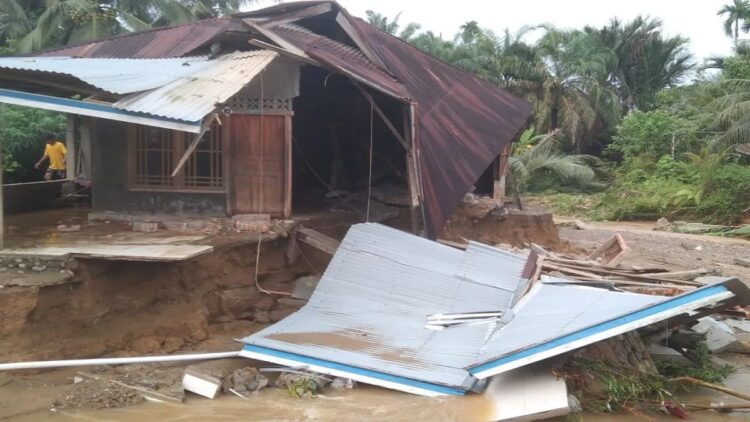 Rumah warga di Air Napal Kecamatan Ranah Batahan Kabupaten Pasaman Barat runtuh dan hanyut akibat banjir melanda daerah itu Jumat (22/9) dini hari. (Antara/HO-BPBD Pasaman Barat).