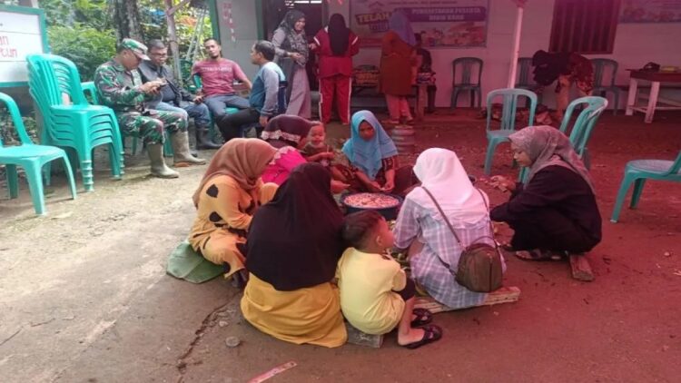 Pihak Kecamatan Ranah Batahan Kabupaten Pasaman Barat mendirikan tenda dapur umum di Jorong Air Napal untuk membantu konsumsi korban banjir, Jumat (22/9/2023). Antara/HO-Camat Ranah Batahan.
