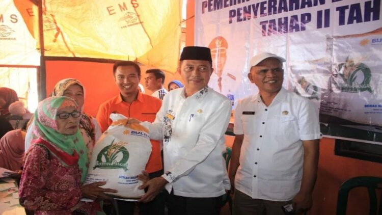 Wakil Bupati Pasaman Barat Risnawanto saat menyalurkan bantuan pangan tahap II program cadangan pangan pemerintah kepada 31.285 kepala keluarga di Kantor Pos Simpang Empat, Rabu (27/9/2023). Antara/Altas Maulana.