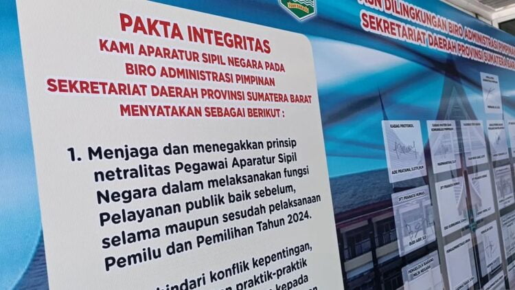 Pakta integritas tentang netralitas yang ditandatangani oleh ASN Pemprov Sumbar. ANTARA/Miko Elfisha.