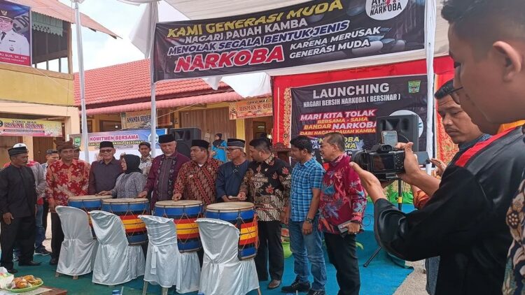 Gubernur Sumbar, Mahyeldi meluncurkan Nagari Bersinar di Pauhkamba, Padangpariaman, Kamis (7/9/2023). (ANTARA/Miko Elfisha)