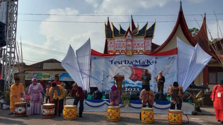 Direktur Pengembangan dan Pemanfaatan Kebudayaan Kementerian Pendidikan Kebudayaan Riset dan Teknologi Republik Indonesia Irini Dewi Wanti dan udangan memukul tambua bertanda dimulainya festival tersebut, Sabtu (16/9).