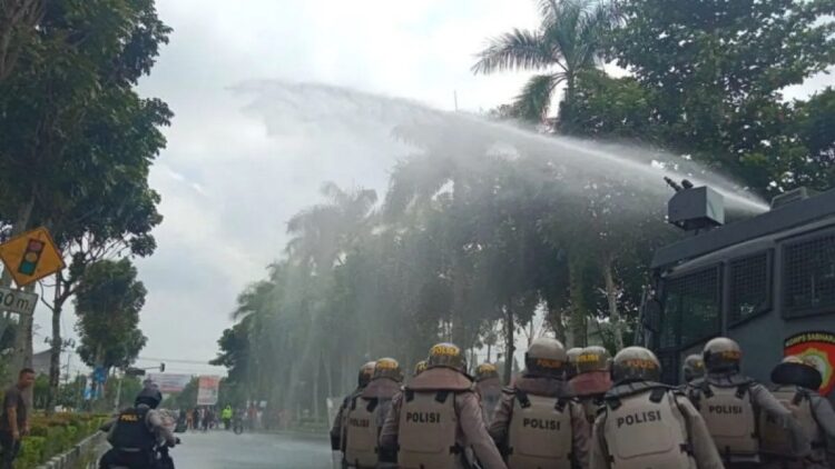 Anggota Polres Agam sedang membubarkan massa yang tidak menerima hasil Pemilu saat simulasi sispamkota yang diadakan di jalan Mohammad Hatta Lubuk Basung, Senin (18/9). Dok Antara/Yusrizal