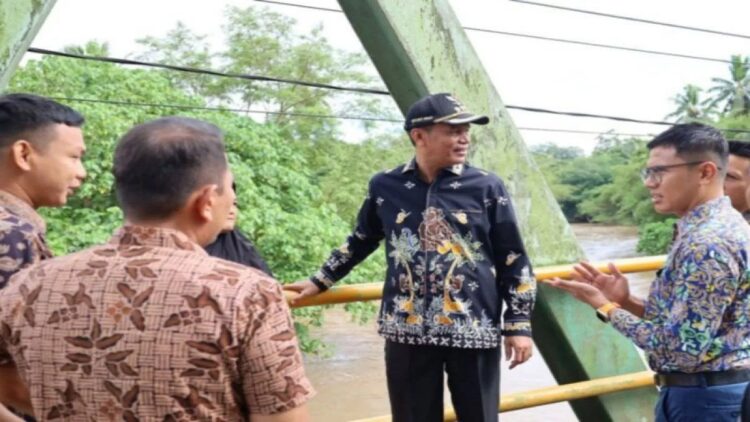 Wali Kota Pariaman, Sumbar Genius Umar (tengah) mengunjungi Sungai Batang Mangor dari atas jembatan guna melihat kondisi sungai yang meluap yang berakibat pada banjir. Antara/HO-Diskominfo Pariaman