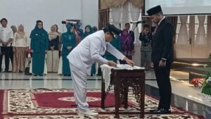 Wakil Gubernur Sumatera Barat, Audy Joinaldy melantik Jasman sebagai Pj Wali Kota Payakumbuh di Padang, Jumat (29/9). (dok. ANTARA/Miko Elfisha)