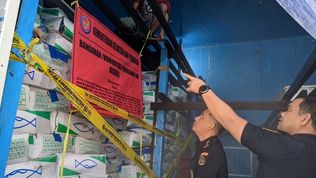 Direktur Jenderal Pengawasan Sumber Daya Kelautan dan Perikanan (PSDKP), Adin Nurawaluddin saat melakukan penyegelan terhadap 4.050 kg ikan salem (Pacific Mackerel) asal Tiongkok di Kota Banjarmasin. (Foto: KKP)