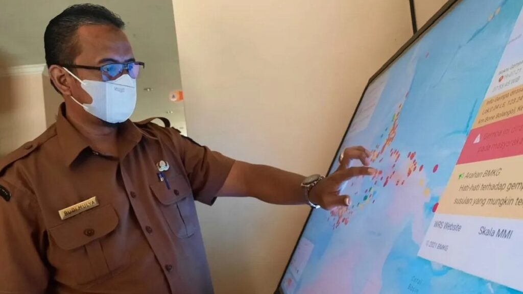 Kepala Pelaksana Badan Penanggulangan Bencana Daerah Kabupaten Padang Pariaman, Sumbar Budi Mulya melihat monitor yang memperlihatkan kondisi gempa terkini di seluruh Indonesia melalui Warning Recever Sistem (WRS) di Kantor BPBD setempat. (ANTARA/Aadiaat M. S.)