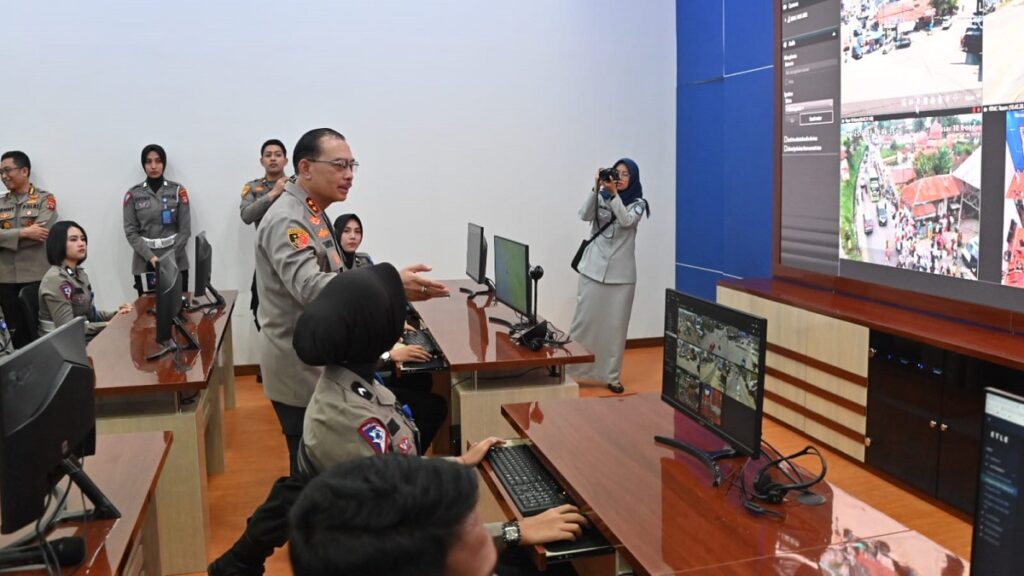 Kapolda Sumbar Irjen Pol Suharyono mengecek ruangan RTMC Ditlantas. (dok. Bidhumas)