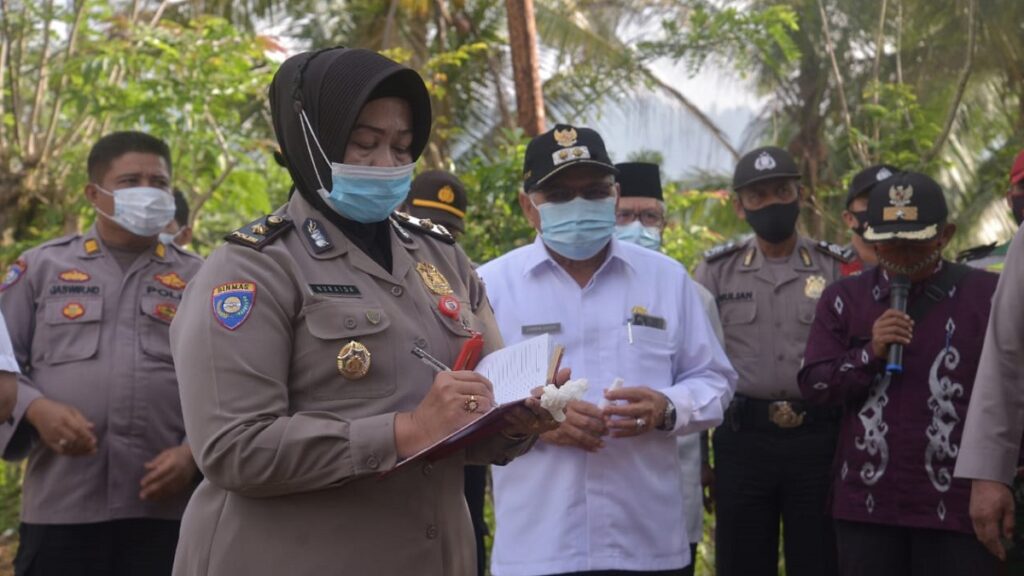 AKBP (purn) Nuraida saat masih berpangkat Kompol sewaktu mendata Nagari Tageh dalam masa Covid-19. (dok. Istimewa)