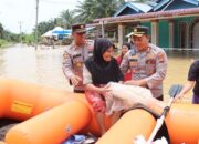 Polres Pasbar Bantu Evakuasi Korban Banjir di Empat Kecamatan