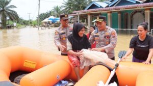 Kapolres Pasbar bantu evakuasi korban banjir. (dok. Humas Res Pasbar)