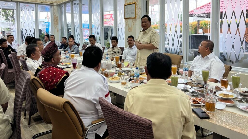 Prabowo Subianto saat diskusi dengan tokoh masyarakat Sumbar. (dok. istimewa)