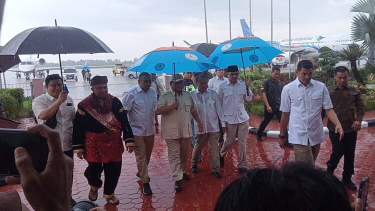 Prabowo Subianto sampai BIM dan memilih jalan kaki usai turun dari pesawat. (dok. istimewa)