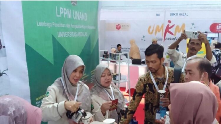 Suasana stan Universitas Andalas di Indonesia Research and Innovation Expo (InaRI Expo) yang berlangsung di Cibinong, Jawa Barat, sejak 20 September 2023. (ANTARA/HO-Humas Unand).