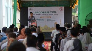 Wali Kota Padang saat memberikan sambutan pada acara peresmian dua masjid yang dibangun oleh PT Semen Padang. (dok. Humas)