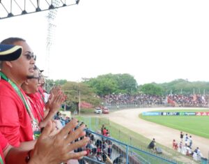Penasehat tim Semen Padang Andre Rosiade menonton langsung Semen Padang FC saat mengalahkan PSDS di GOR Agus Salim Padang, Minggu (10/9/2023). (Foto: Dok. Radarsumbar.com)