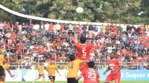 Pemain Semen Padang FC berebut bola di udara dengan pemain PSDS. (Foto: Dok. Istimewa)