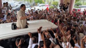 Prabowo Subianto melambaikan tangan kepada pendukung dan simpatisan yang telah menunggu kedatangannya di BIM, Sabtu (9/9/2023). (Foto: Dok. Istimewa)