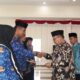 Bupati Agam Andri Warman menyerahkan SK kenaikan pangkat, Kamis (21/9/2023). (Foto: Dok Diskominfo Agam)
