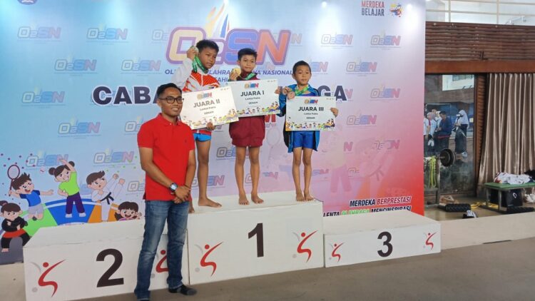 Atlet senam lantai Semen Padang juara raih medali di O2SN SD. (dok. Humas)