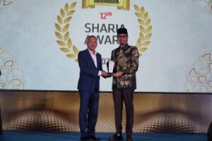 Wali Kota Bukittinggi, Erman Safar menerima penghargaan dari Info Bank (Foto: Dok. Antara/HO-Pemko Bukittinggi)