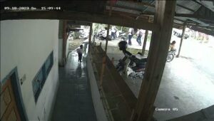 Tangkapan layar kamera pengawas seorang bocah tewas tertimpa dinding beton di Lubuk Minturun. (Foto: Dok. Istimewa)