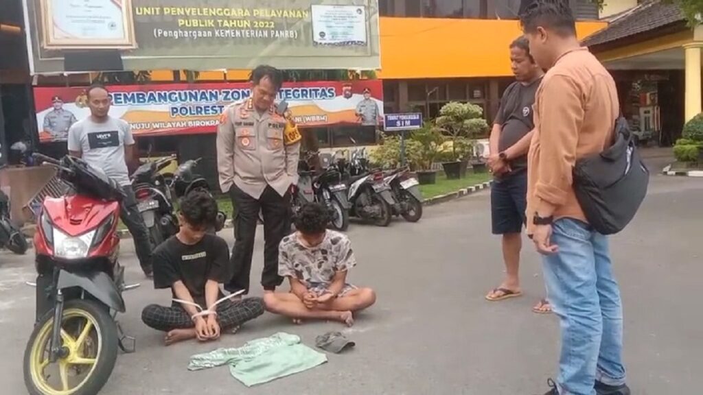 Pelaku pencurian ponsel di sebuah tempat paket ekspedisi ditangkap Tim Klewang pada Selasa (12/9/2023) sore. (Foto: Dok. Polresta Padang)