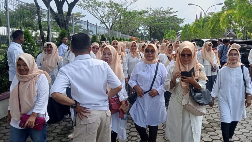 Emak-emak menunggu kedatangan Bacapres Prabowo Subianto di pintu VIP Bandara Internasional Minangkabau. (Foto: Dok. Radarsumbar.com/Muhammad Aidil)