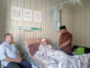 Eks Camat Pauh, Wardas Tanjung (kanan) membezuk Wakil Wali Kota Padang periode 2013-2018, Emzalmi (tengah) yang dilarikan ke rumah sakit. (Foto: Dok. Istimewa)