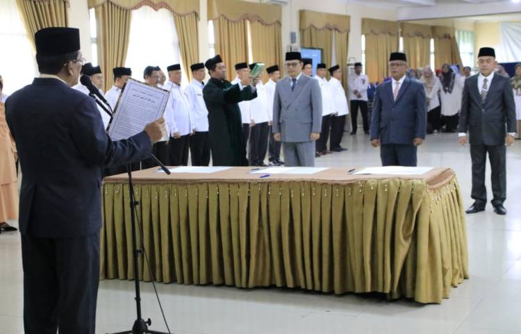 Kakanwil Kemenag Sumbar Helmi melantik tiga kepala kantor kemenag yang baru. (Foto: Dok. Humas Kemenag Sumbar)