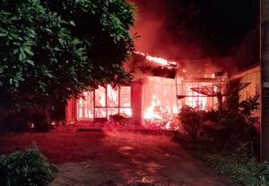 Kebakaran rumah pasangan suami istri (pasutri) di Kota Payakumbuh pada Selasa (12/9/2023) dini hari. (Foto: Dok. Satpol PP-Damkar Kota Payakumbuh)