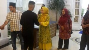 Kedatangan empat orang Pekerja Migran Indonesia (PMI) disambut di rumah dinas Bupati Pasaman Barat pada Jumat (8/9) malam. (Antara/HO-Diskominfo Pasaman Barat)