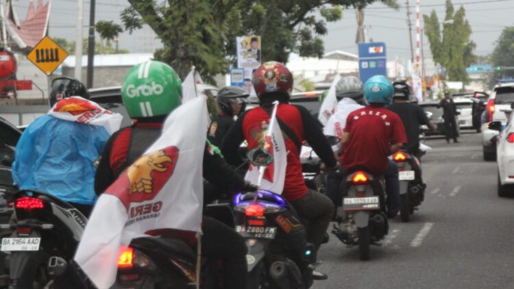 Konvoi sepeda motor mengiringi kedatangan Prabowo ke Sumbar. (dok. istimewa)