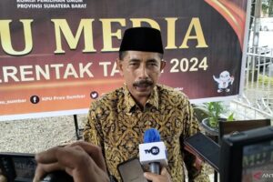 Ketua KPU Provinsi Sumbar Surya Efitrimen saat diwawancarai awak media massa di Padang, Rabu, (7/9/2023). (Foto: Dok. ANTARA/Muhammad Zulfikar)
