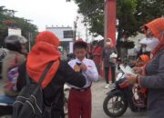 Hadapi Kabut Asap, Srikandi Kebencanaan Padang Sebar Ribuan Masker ke Pelajar