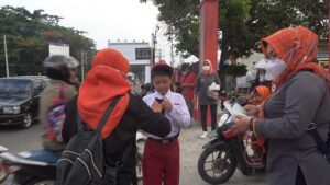 Pembagian masker kepada pelajar oleh Srikandi Relawan Kebencanaan Padang. (Foto: Dok. Istimewa)