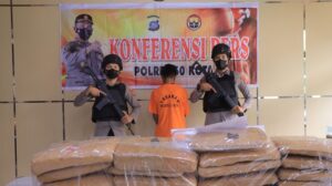 Pelaku penyelundupan narkoba yang diduga dikendalikan dari Lapas Nusakambangan. (Foto: Dok. Polres Limapuluh Kota)