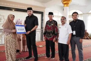Baznas Padang Panjang salurkan zakat Rp288 juta kepada Mustahik. (Foto: Dok. Istimewa)