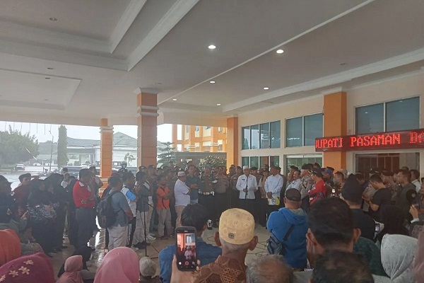 Bupati Pasaman Barat Hamsuardi saat menemui korban gempa yang mendatangi kantor bupati mempertanyakan bantuan terhadap mereka yang tidak kunjung cair, Rabu (6/9/2023). (Foto: Dok. Antara/Altas Maulana)