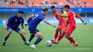 Pemain Timnas U-24 berebut bola dengan pemain China Taipei. (dok. NOC Indonesia)