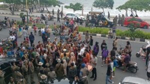 Penertiban PKL di Pantai Padang pada Sabtu (16/9/2023) siang. (Foto: Dok. Istimewa)