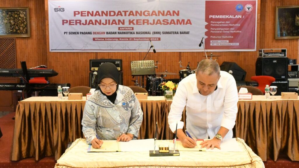 Direktur Keuangan & Umum PT Semen Padang Oktober (kanan) bersama Plt Kepala BNNP Sumbar Fortuna Maisari menandatangani Perjanjian Kerja Sama (PKS) yang digelar di Wisma Indarung PT Semen Padang, Kamis (21/9/2023). (dok. Humas)