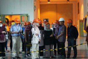 Koordinator Asisten Deputi Bidang Industri Energi, Minyak, dan Gas Kementerian BUMN Luizah beserta tim melakukan Kunjungan Kerja (Kunker) ke beberapa unit-unit kerja PLN di Sumatera Barat. (Foto: Dok. ANTARA/HO-PLN)